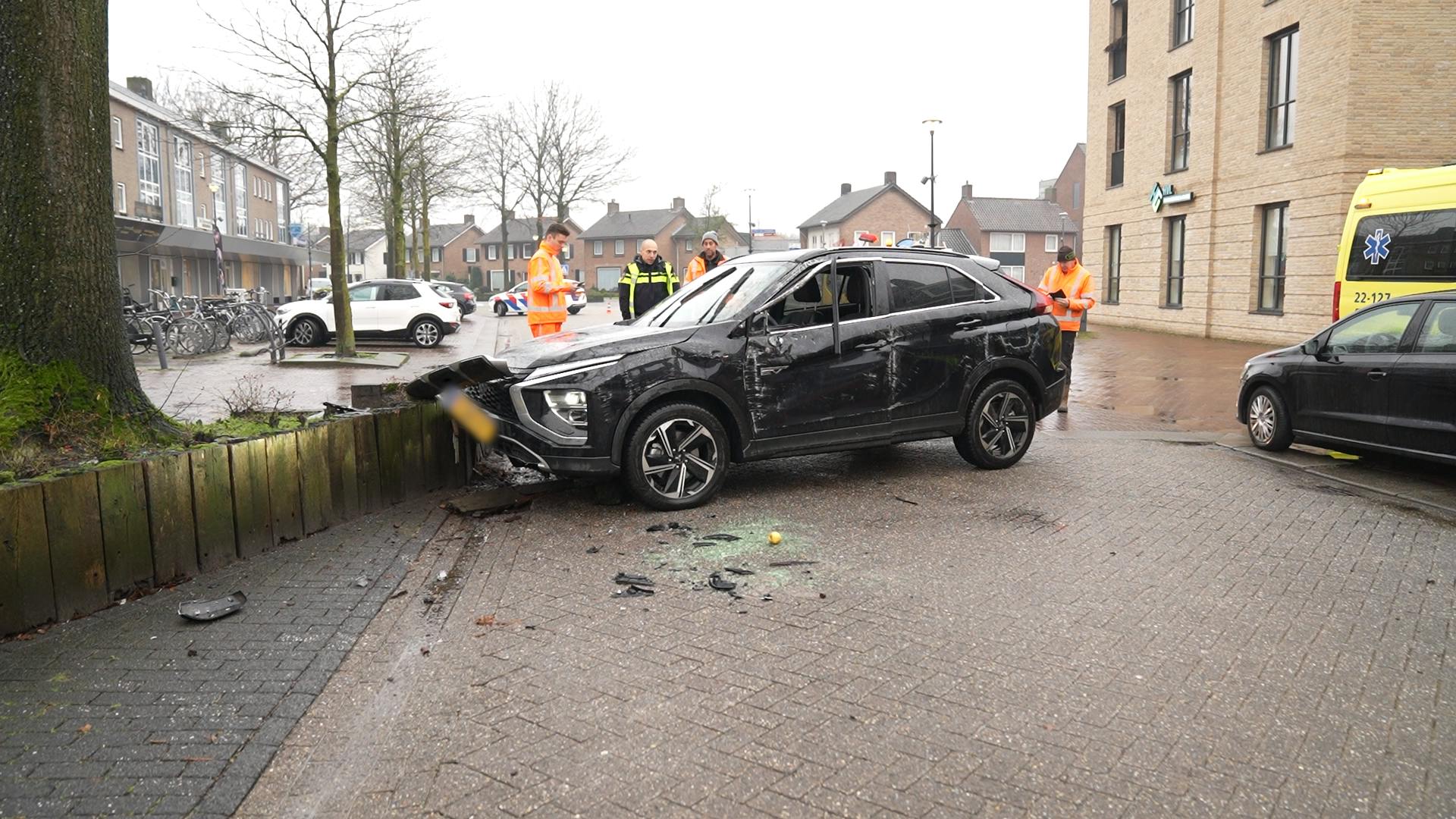 Auto Belandt Op Zijkant Na Botsing Tegen Bielzen